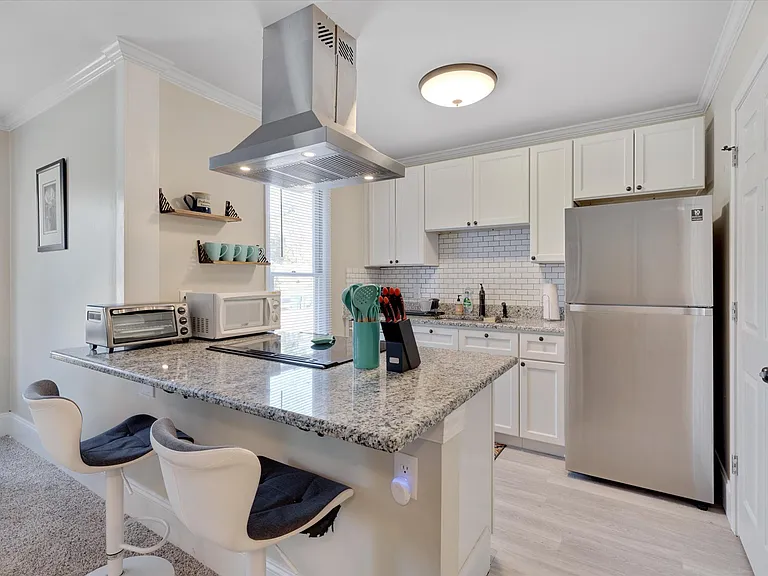 2225 Summit St #4 — Photo 7