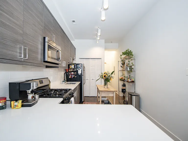 1418 W Blackhawk St #1F — Photo 6