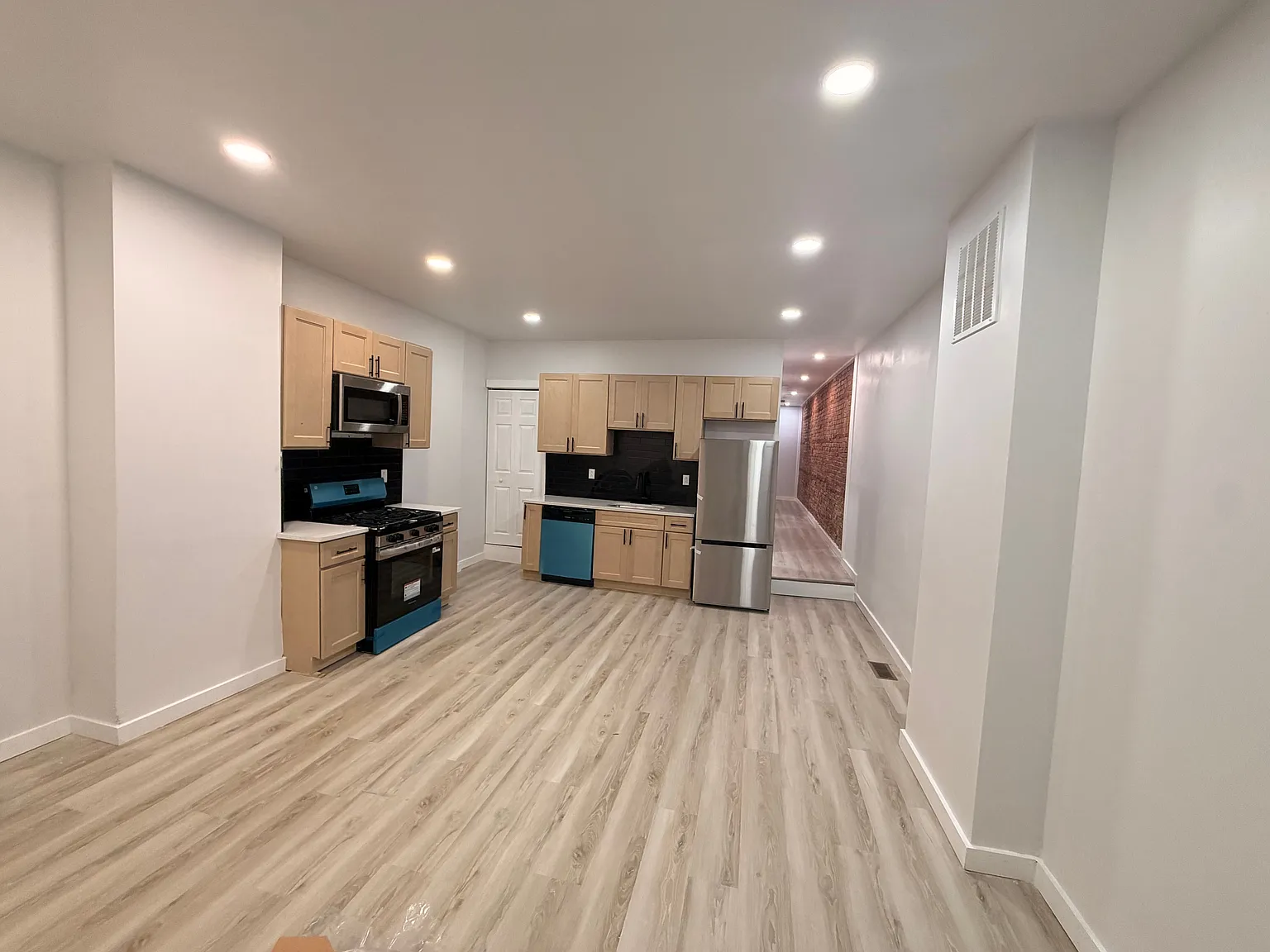 3 bed, 1.5 bath, 730 sqft, $1,900 — Photo 2