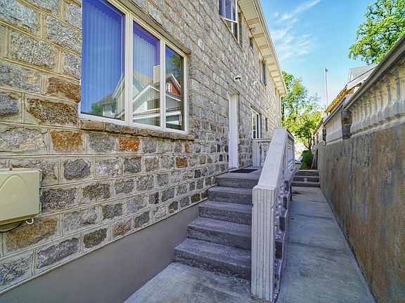 Private entrance with deck