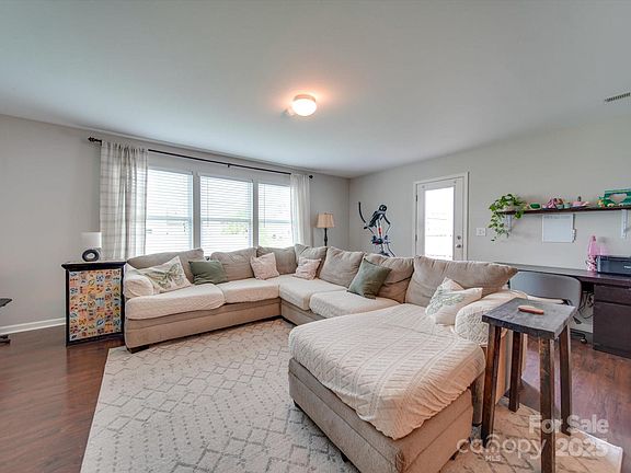 4th image of 846 Von Buren Blvd