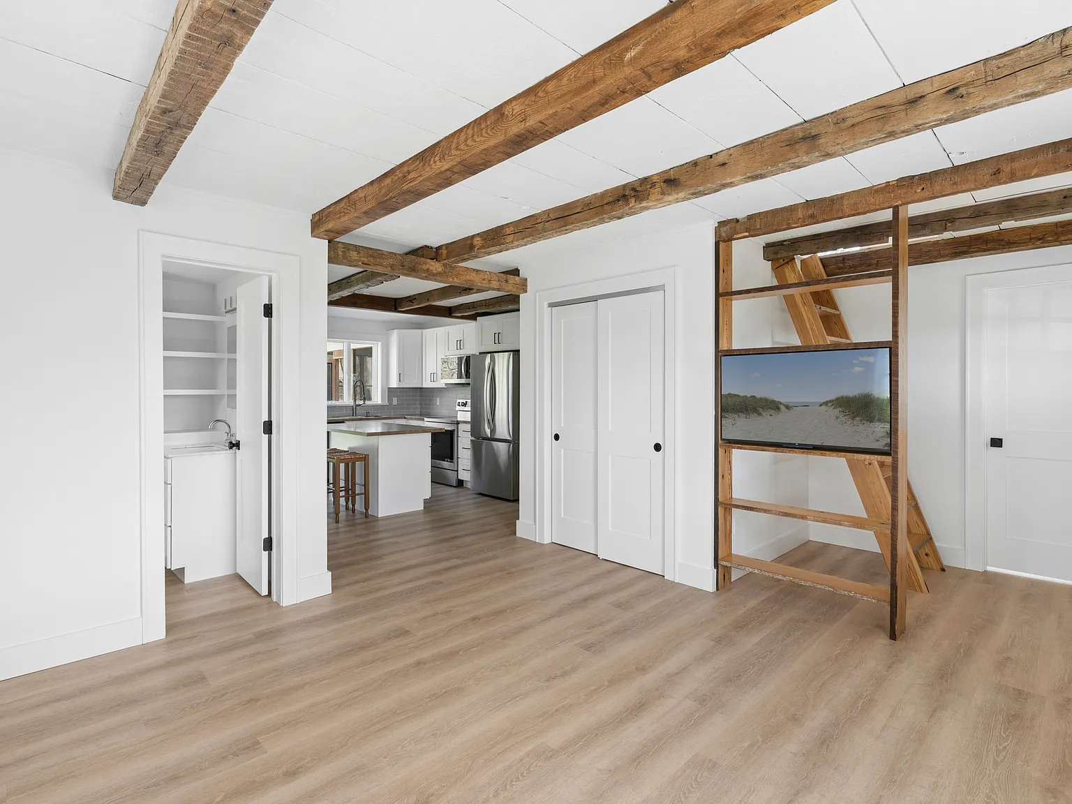 Modern country cottage in the heart of the North Fork! — Photo 3