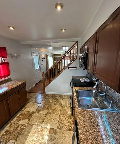 12 Green Ln — Photo 8