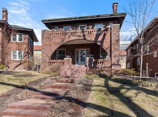7721 Country Club Ct, Saint Louis, MO 63105