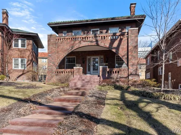 7721 Country Club Ct, Saint Louis, MO 63105