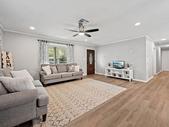 4th image of 16746 Main St