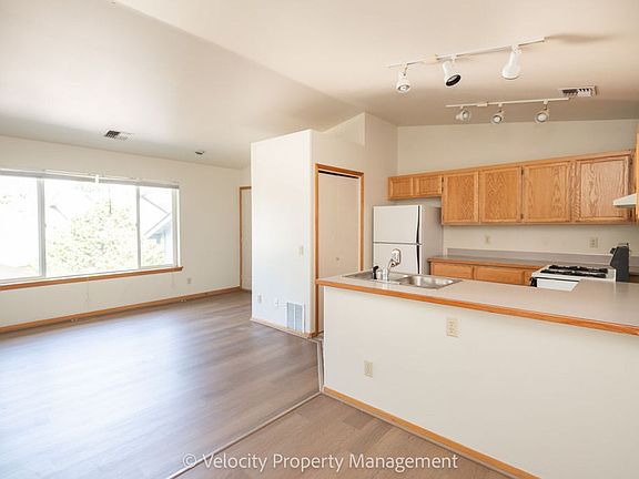5th image of 1095 NE Hidden Valley Dr #B