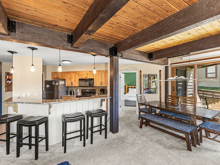 Kitchen with Breakfast Bar for 4