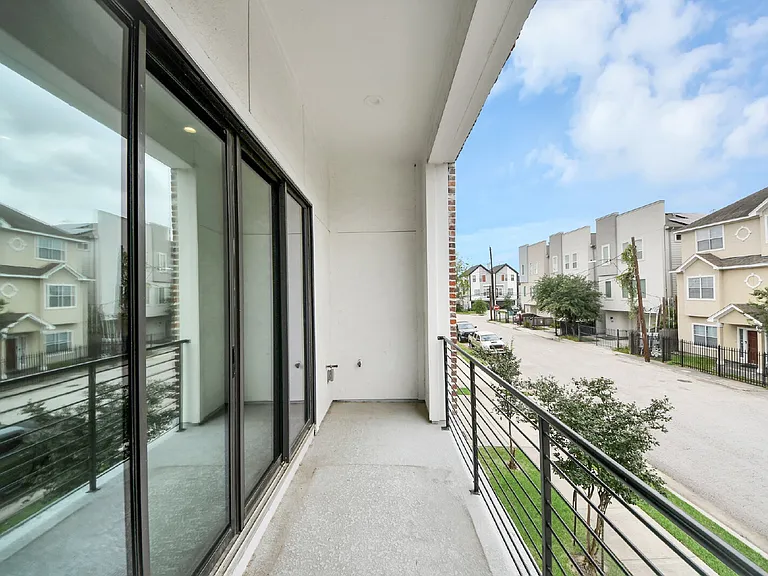 2114 Stuart St — Photo 3