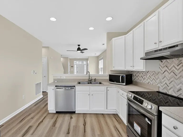 124 Sandridge Ct — Photo 4