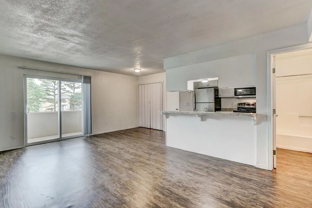 Building Photo - 1403 Glen Oaks Ct