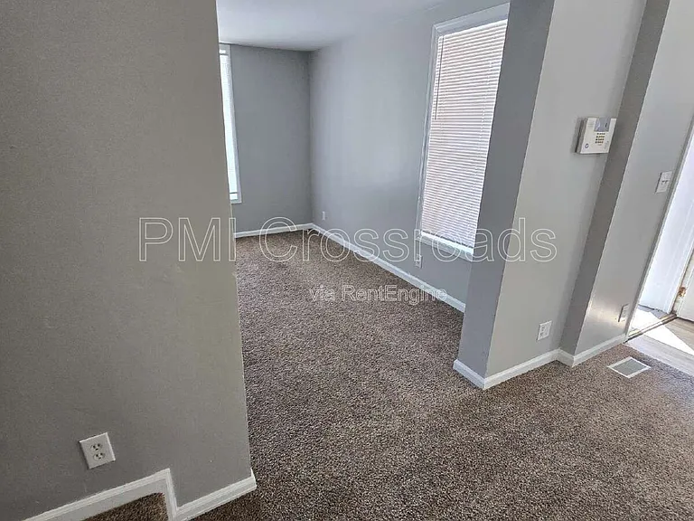 153 S Cypress Ave — Photo 27