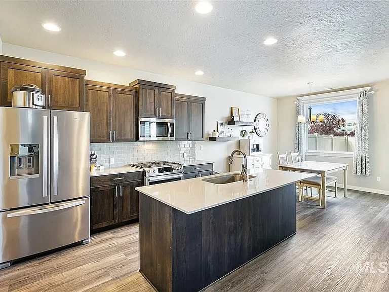 2087 S Hills Ave — Photo 16