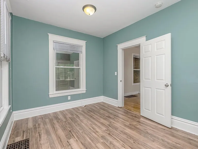 960 Pine Ave NW — Photo 9