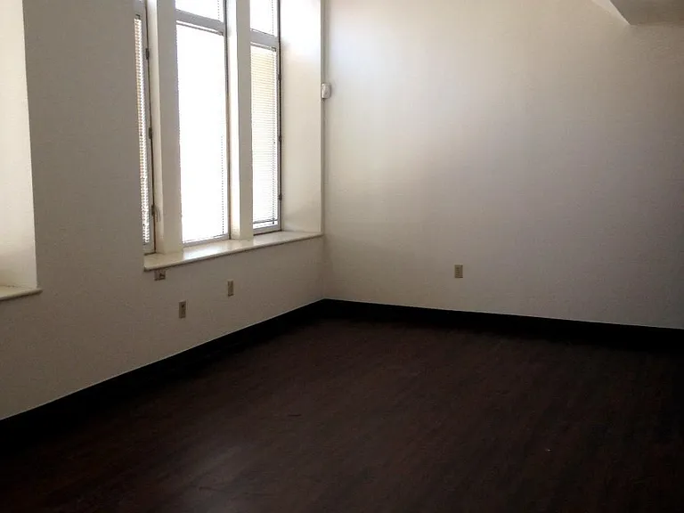 Drake Plaza Apartments — Photo 18