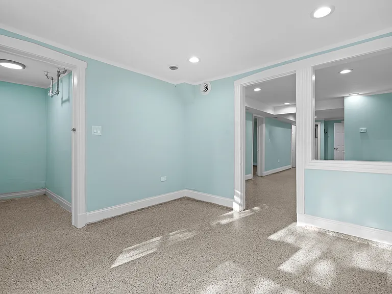 2321 S Albany Ave #G — Photo 9