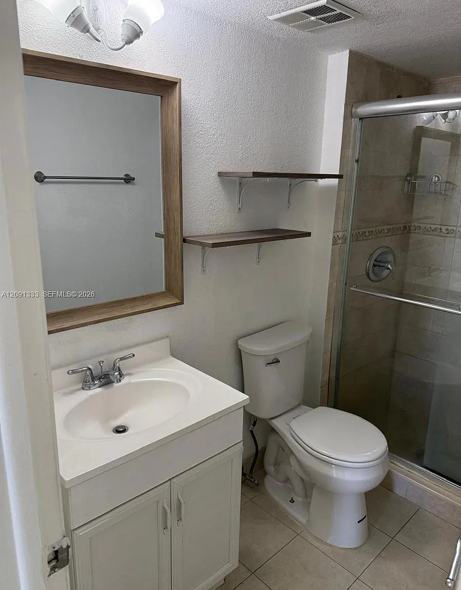 Sovereigns Condo — Photo 3