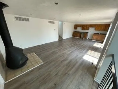 661 W Lakeshore Dr — Photo 2