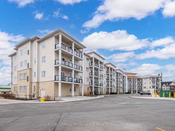 50 Lakebreeze Dr #221, Clarington, ON L1B 0V9