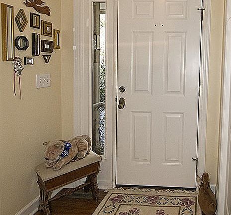 3. entrance_inside_6735