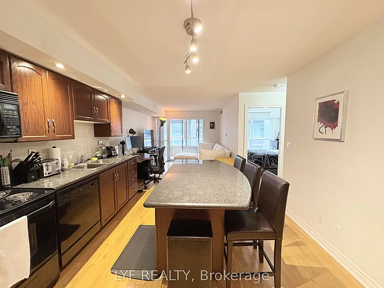 270 Wellington St W #624 — Photo 8