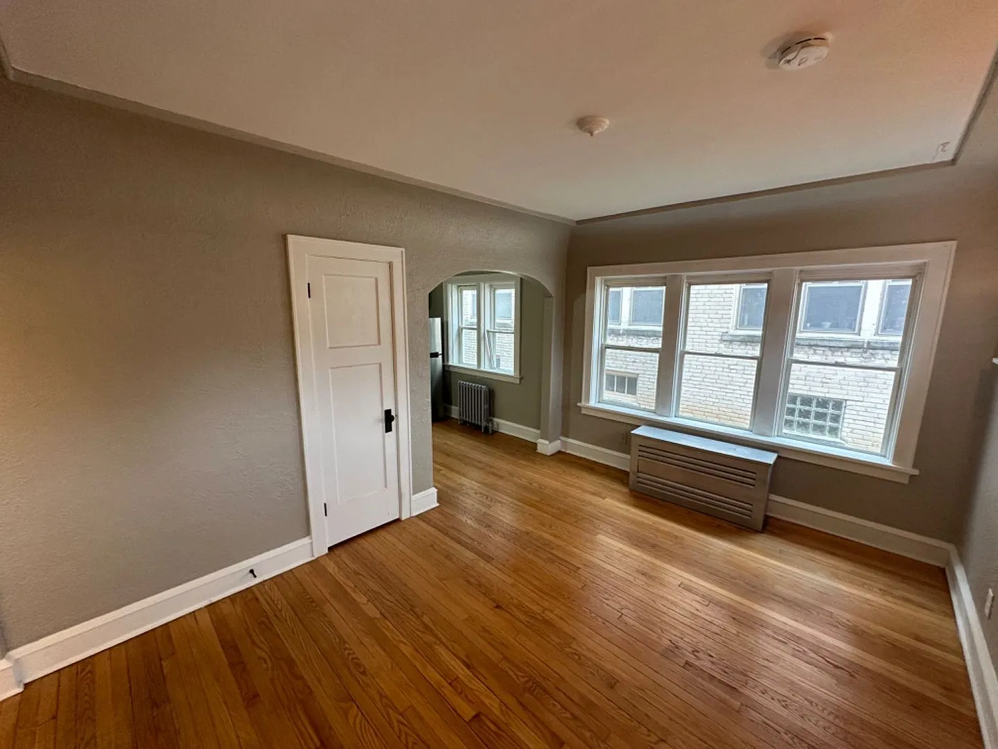3279 S Kinnickinnic Ave. (6 Unit) — Photo 2