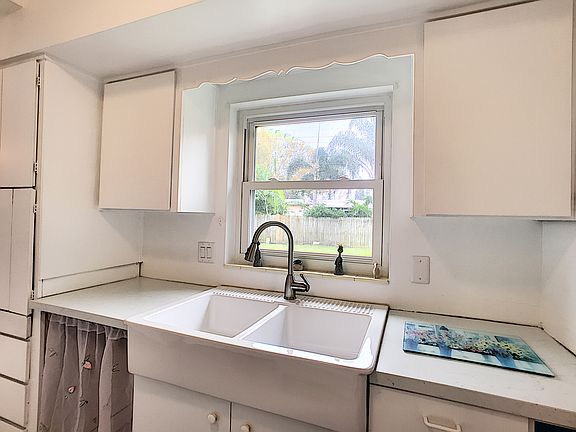 4th image of 225 Willow Ave