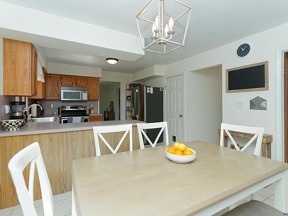 4th image of 502 Pinewoods Ave