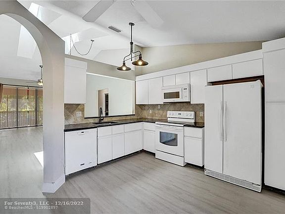 5th image of 102 NW 98th Ter