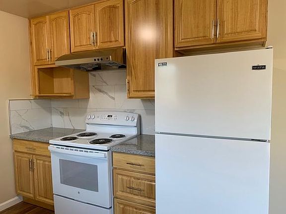 4th image of 162 Warren Dr #3