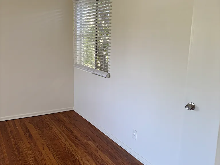 3208 S Barrington Ave #G — Photo 9