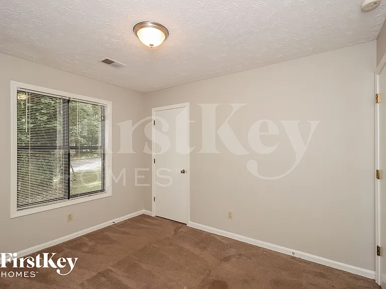 1049 Rolling Green Dr — Photo 13