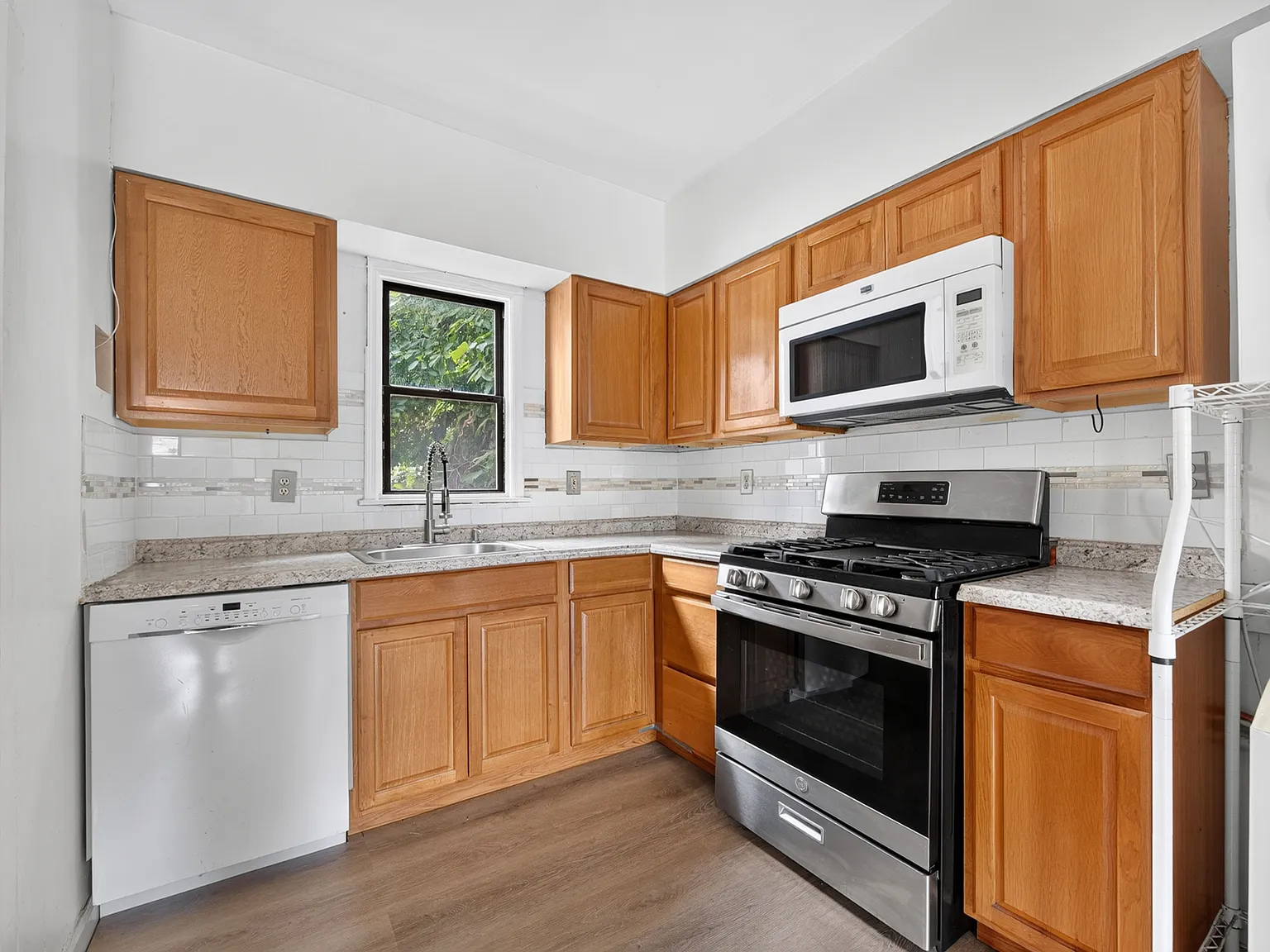 2 bed, 700 sqft, $3,000 — Photo 3