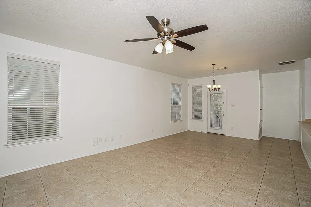 3 bed, 2.0 bath, 1355 sqft, $1,595 — Photo 4
