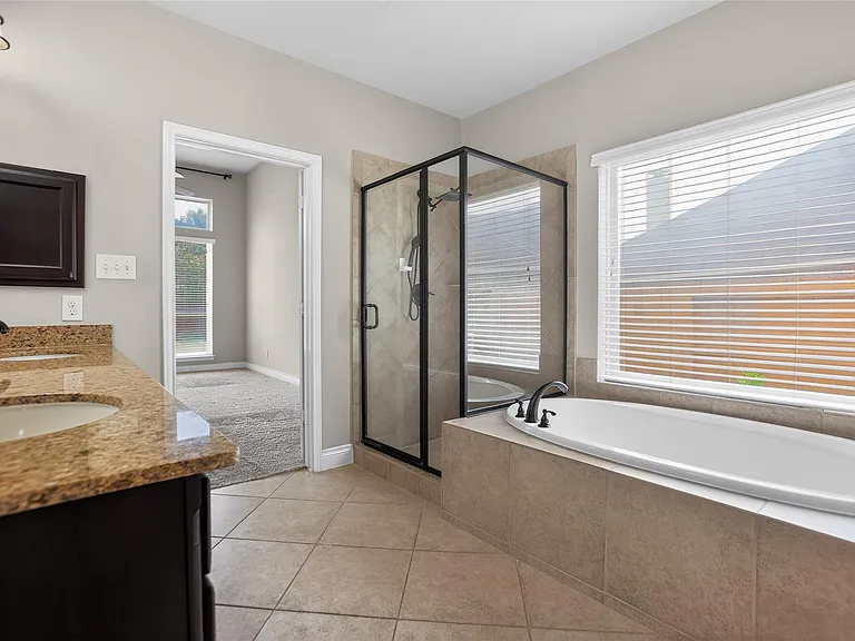 6535 Arroyo Springs Ln — Photo 32