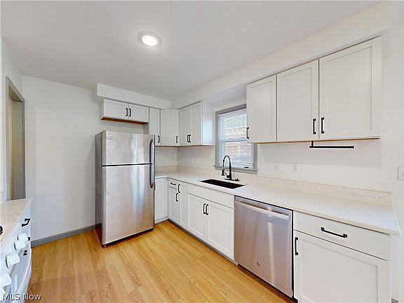 4th image of 28507 Lake Shore Blvd
