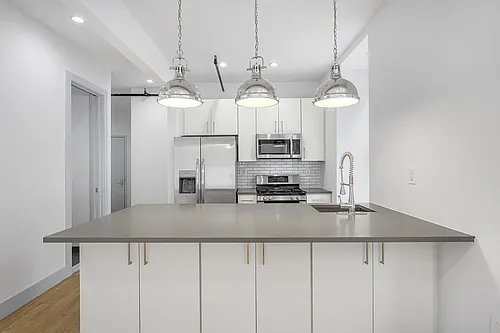 347 Lorimer St Photo 1