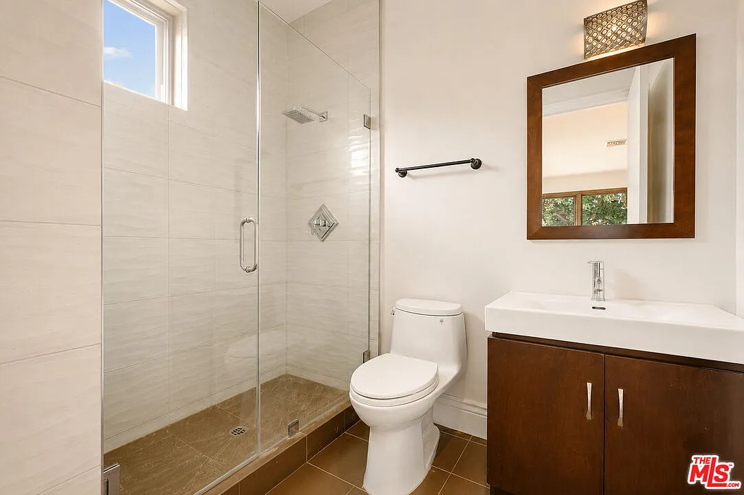 5 bed, 7.0 bath, 4722 sqft, $21,991 — Photo 4