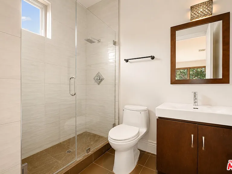 1126 Yale St — Photo 4