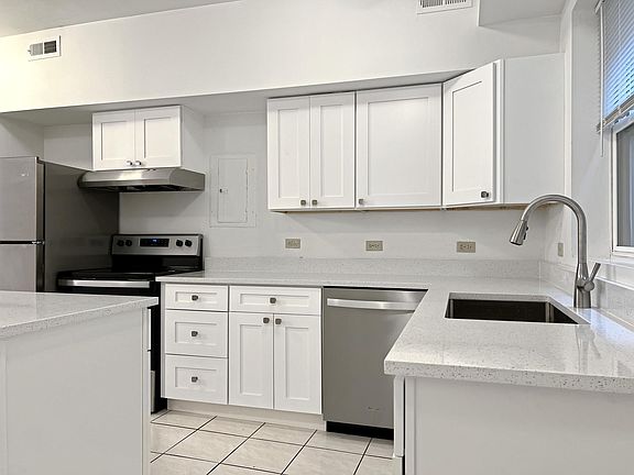 3rd image of 847 N Milwaukee Ave