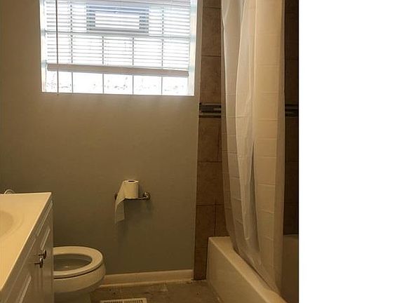 5th image of 8117 S Commercial Ave #G