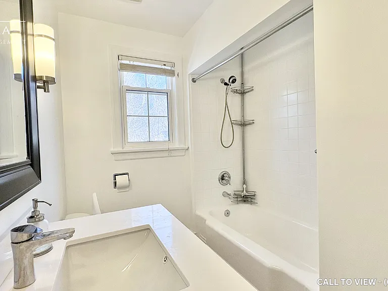 1052 King St E — Photo 10