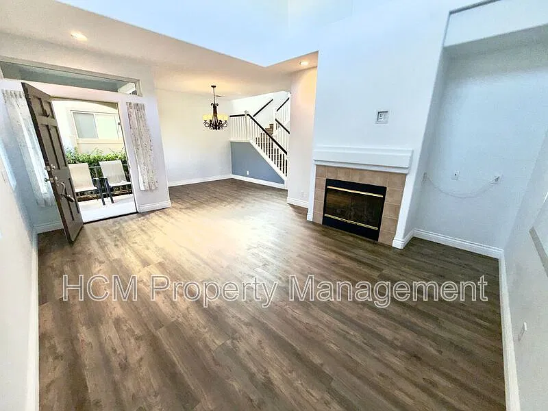 2 bed, 2.5 bath, 1491 sqft, $3,900 — Photo 2
