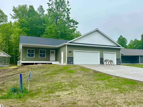 1092 Birmley Estates Dr, Traverse City, MI 49696