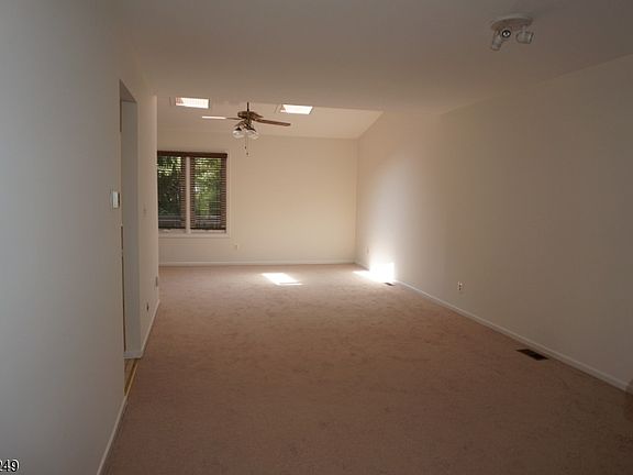 4th image of 10 Hemlock Ct