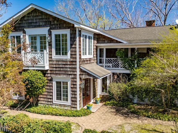 211 Mansfield Parkway, Morehead City, NC 28557