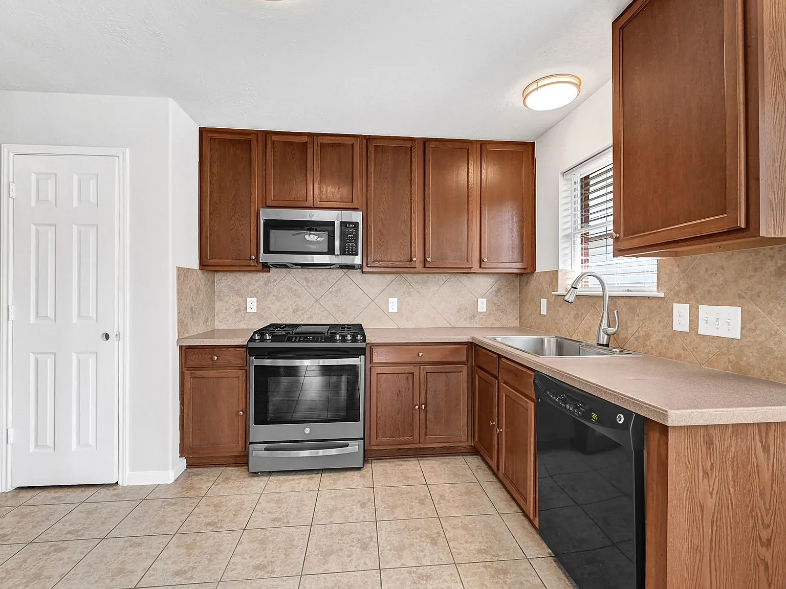 3 bed, 2.0 bath, 1962 sqft, $2,075 — Photo 4