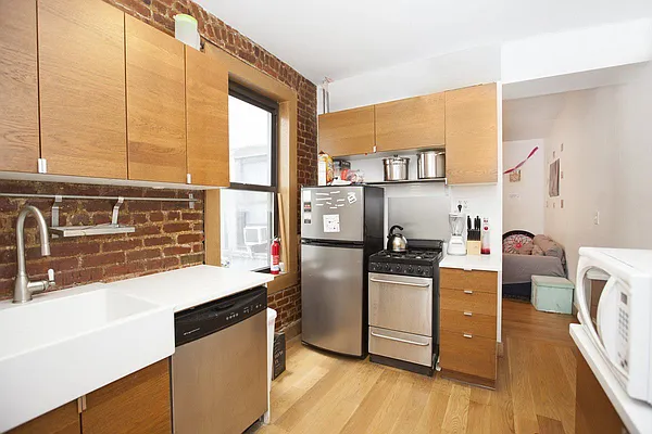 Rented by Weinstein Realty Group | media 22