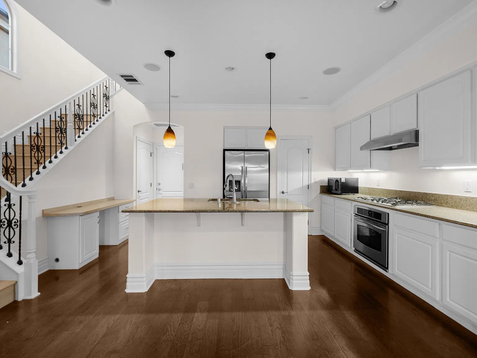 3 bed, 2.5 bath, 1693 sqft, $5,200 — Photo 4