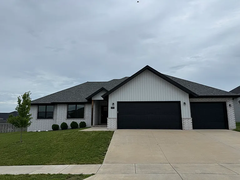 709 E Penzance Cir — Photo 1